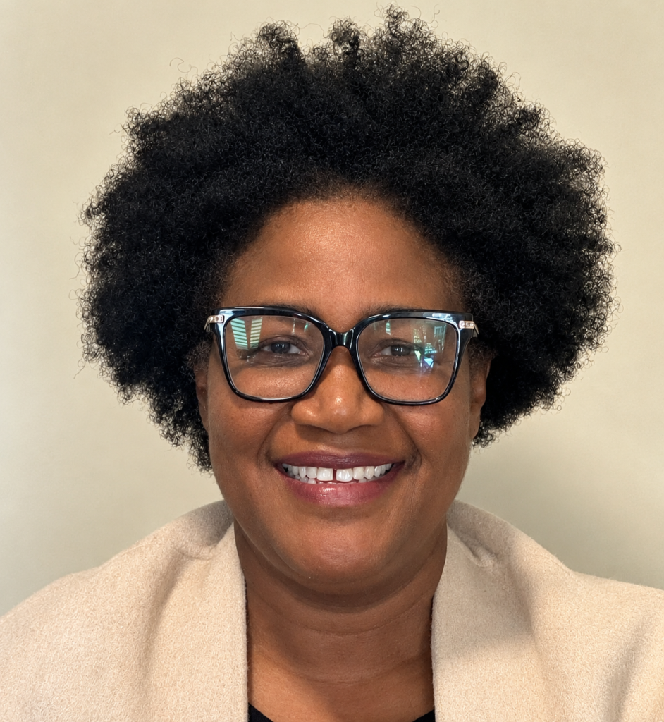 portrait chaleureux d’une femme afro aux lunettes
